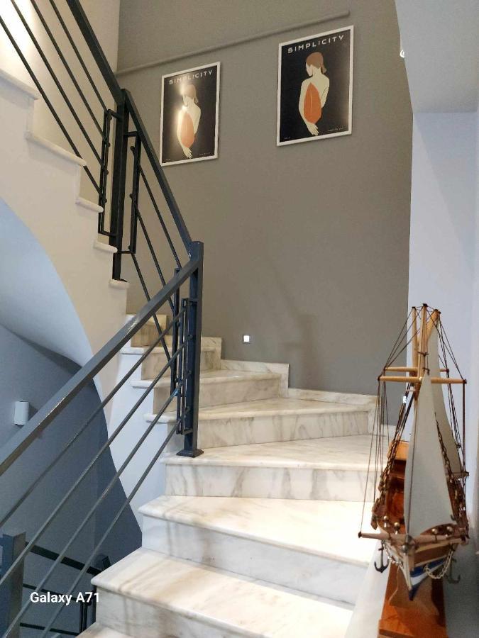 Square Apartment *